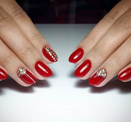 Красный новогодний маникюр 2020