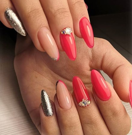 Красный новогодний маникюр 2020