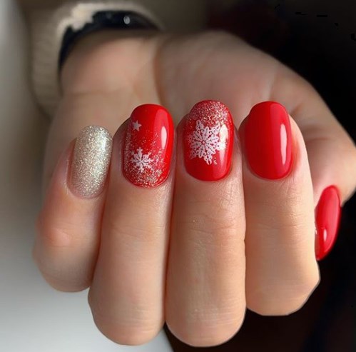 Красный новогодний маникюр 2020