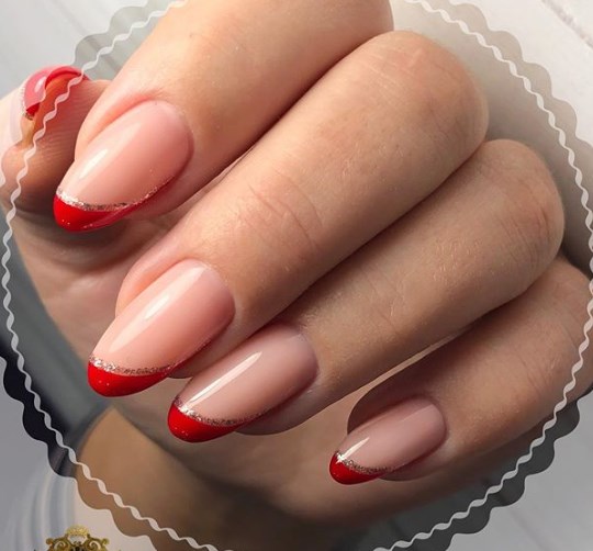 Красный новогодний маникюр 2020