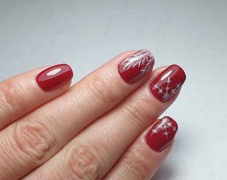 Красный новогодний маникюр 2020