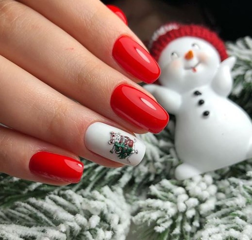 Красный новогодний маникюр 2020