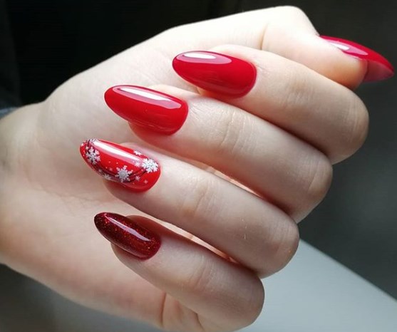 Красный новогодний маникюр 2020