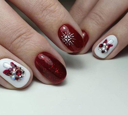 Красный новогодний маникюр 2020