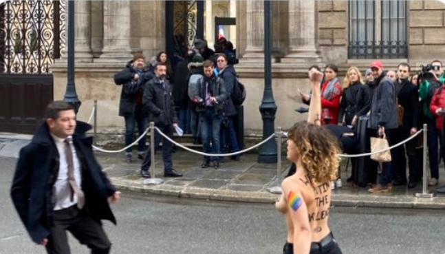 Встреча в Нормандском формате: появилось видео, как Femen борется с Путиным своими голыми сисяо Встреча в Нормандском формате: появилось видео, как Femen борется с Путиным своими голыми сисяо