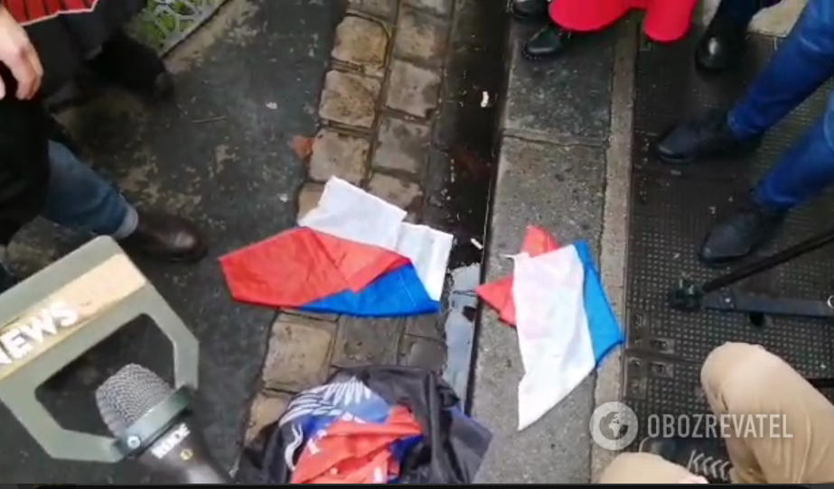 АТОшники в Париже бунтуют против России и "ЛДНР" АТОшники в Париже бунтуют против России и "ЛДНР"