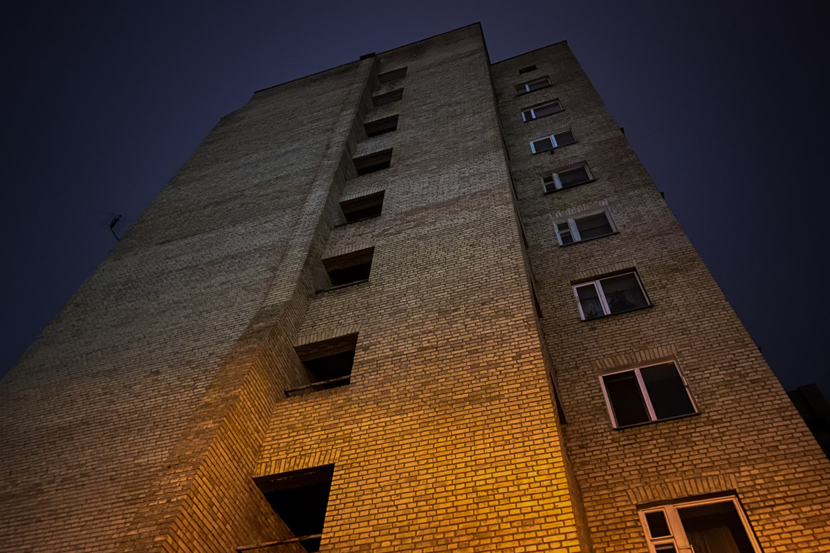 В Киеве женщина выбросилась из окна высотки