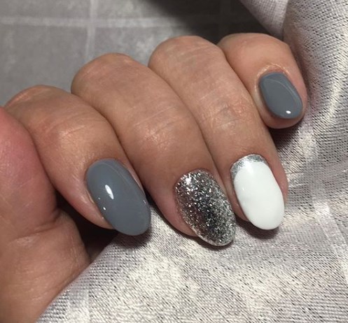 Серебряный маникюр зима 2020