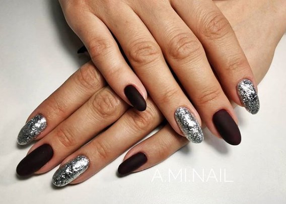 Серебряный маникюр зима 2020