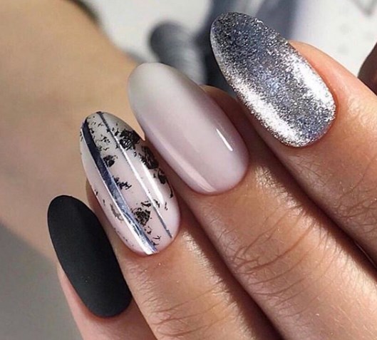 Серебряный маникюр зима 2020