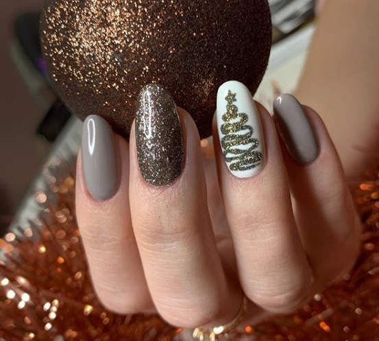 Серебряный маникюр зима 2020