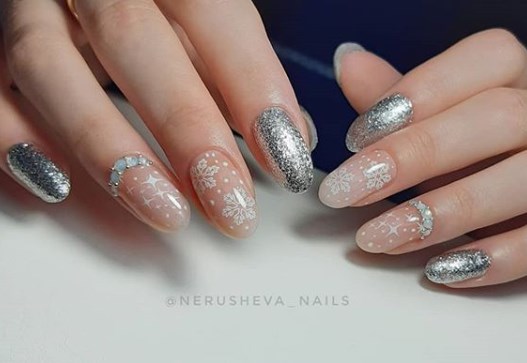Серебряный маникюр зима 2020