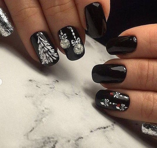 Серебряный маникюр зима 2020