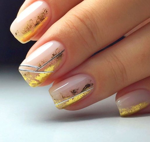 Золотой маникюр на Новый год 2020