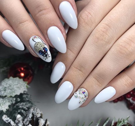 Новогодний маникюр с мышкой