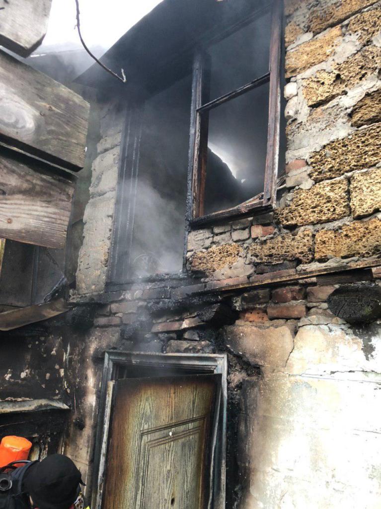 В Запорожье горел дом, найдены тела матери и сына