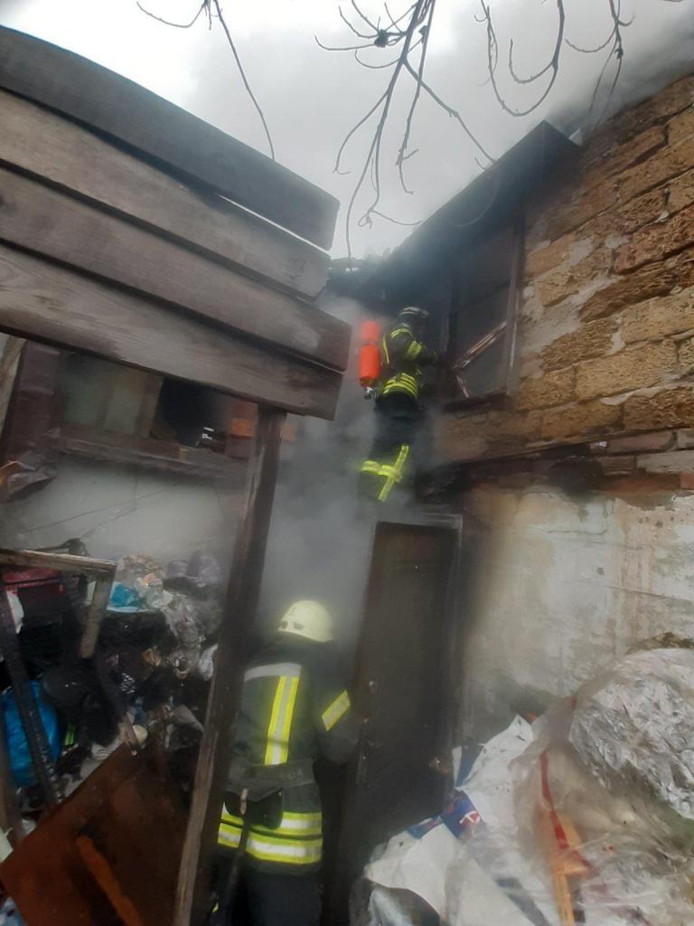 В Запорожье горел дом, найдены тела матери и сына