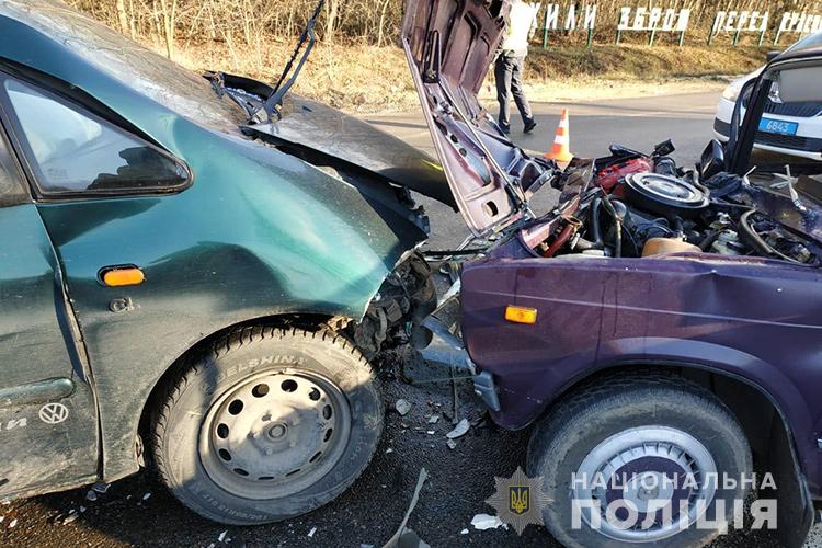 На Тернопольщине не разминулись три авто, погиб мужчина На Тернопольщине не разминулись три авто, погиб мужчина