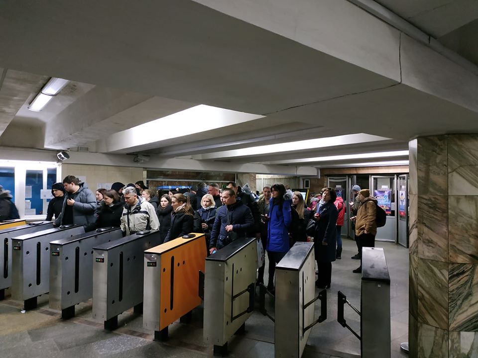 Вхід заборонено: пассажиры столкнулись с жуткими неудобствами в метро Киева