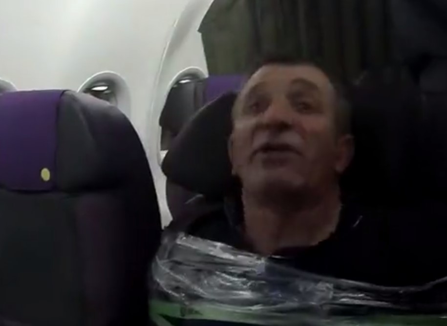 Мужчина устроил дебош в самолете Мужчина устроил дебош в самолете