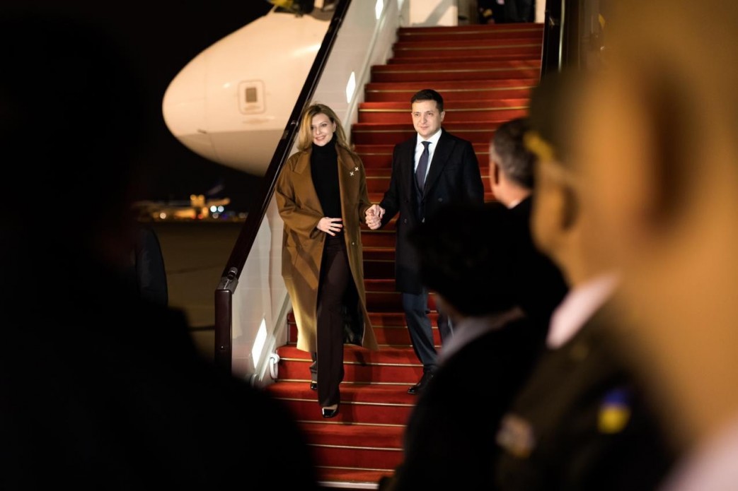 Владимир Зеленский с супругой прилетели в Баку