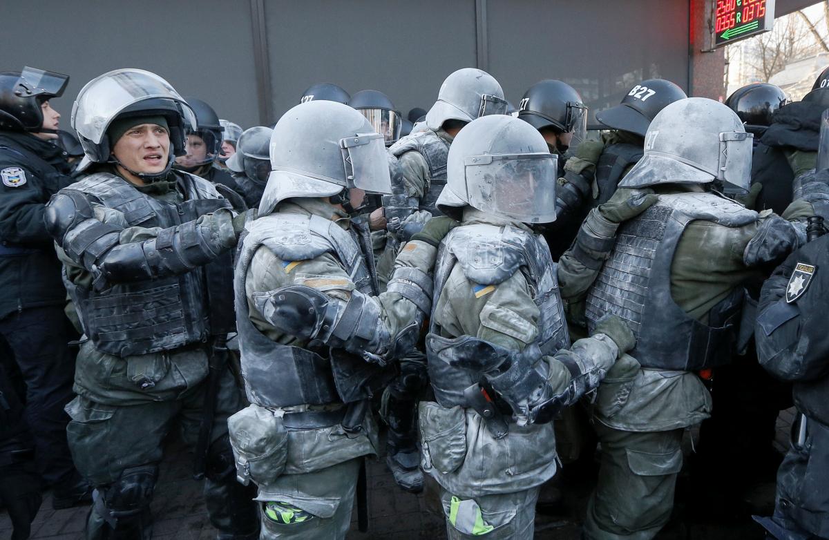 Под Радой происходят столкновения полиции с митингующими