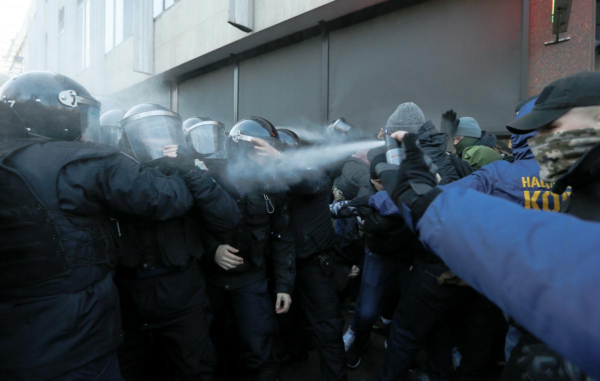 Под Радой происходят столкновения полиции с митингующими