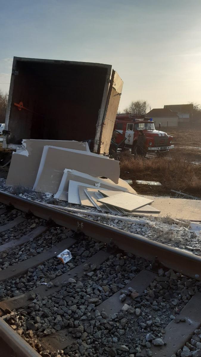 На Сумщине грузовик протаранил поезд, пострадали два человека