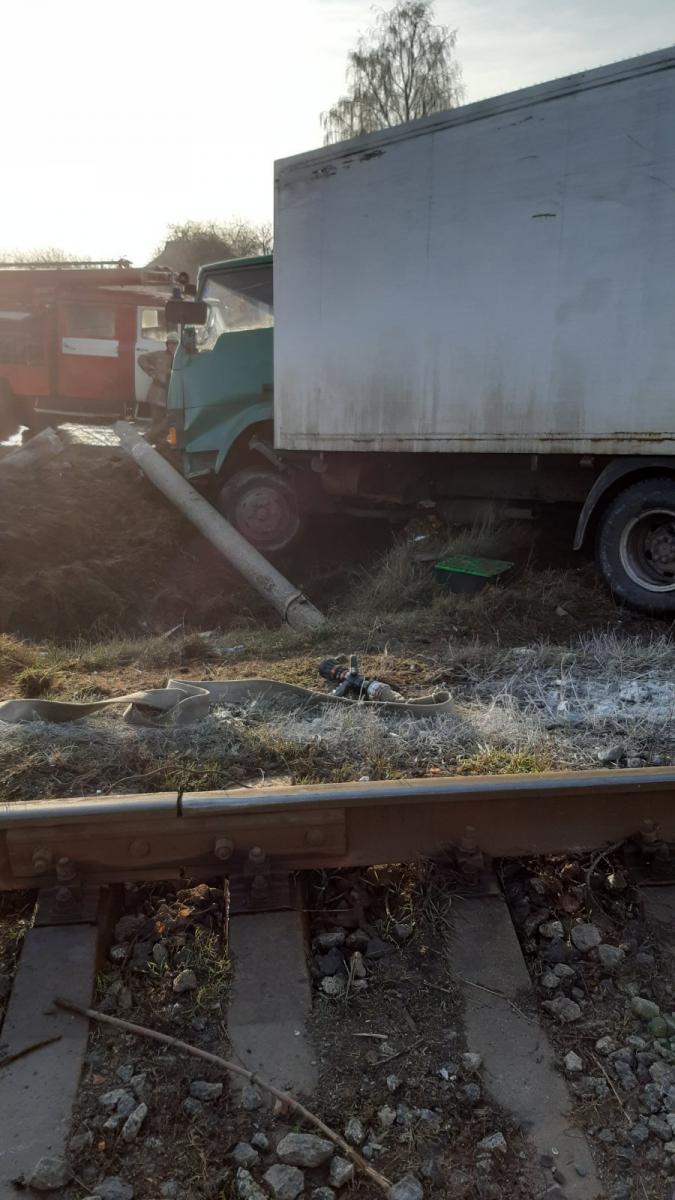 На Сумщине грузовик протаранил поезд, пострадали два человека