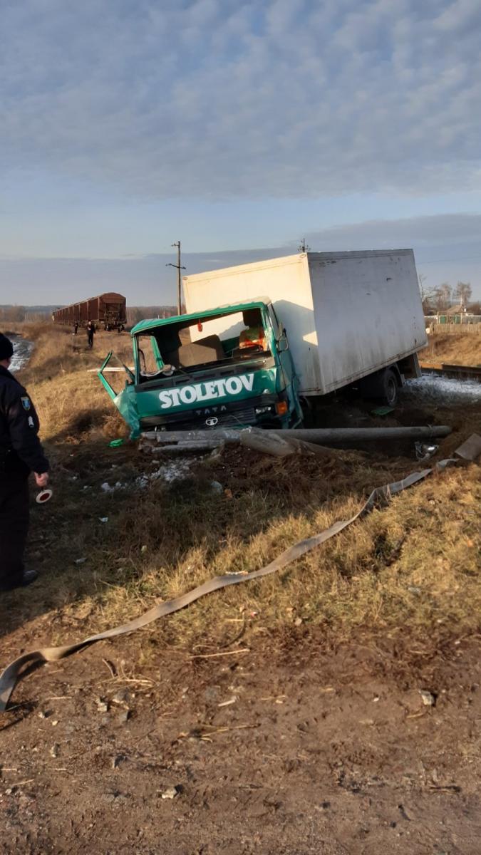 На Сумщине грузовик протаранил поезд, пострадали два человека