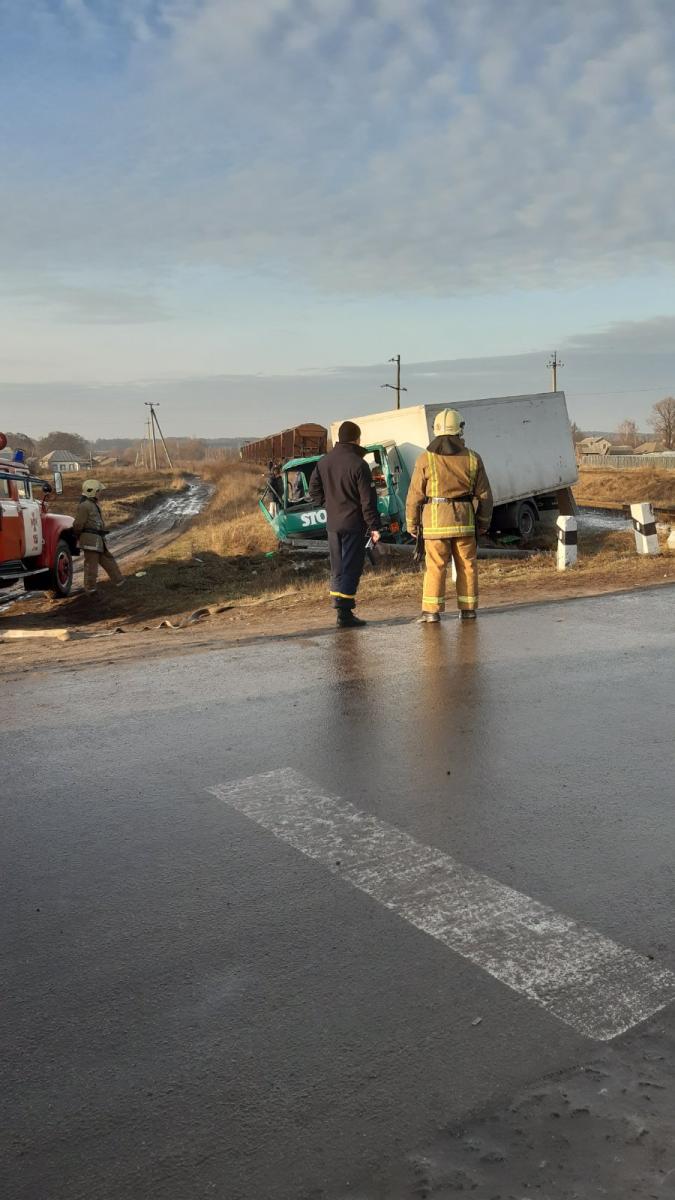 На Сумщине грузовик протаранил поезд, пострадали два человека