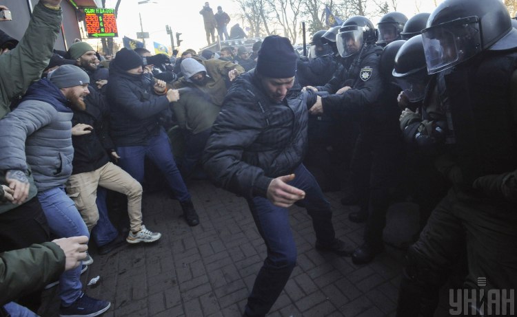 Столкновения под парламентом