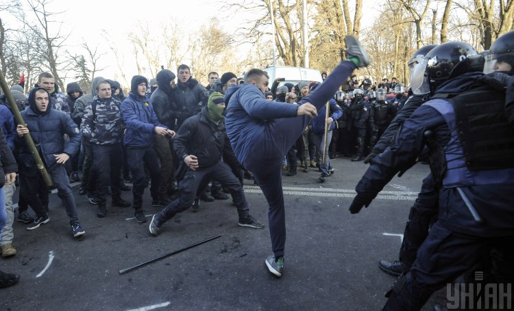 Столкновения под парламентом