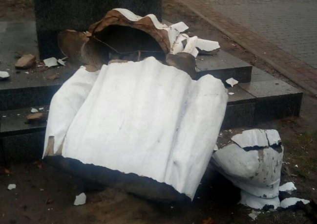 В Харькове свалили памятник Максиму Горькому