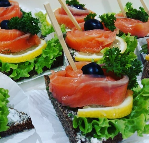 В меню на новый год можно включить разные канапе - Что приготовить на Новый год 2020