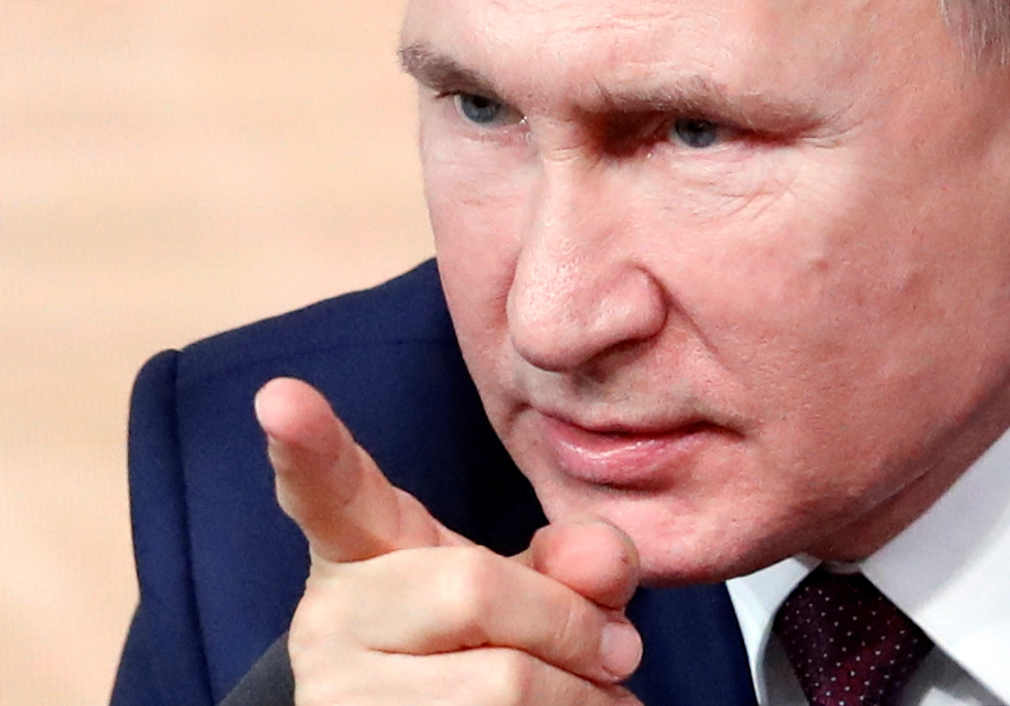 Обнуление сроков Путина: в РФ со скандалами вступили в силу поправки в Конституцию