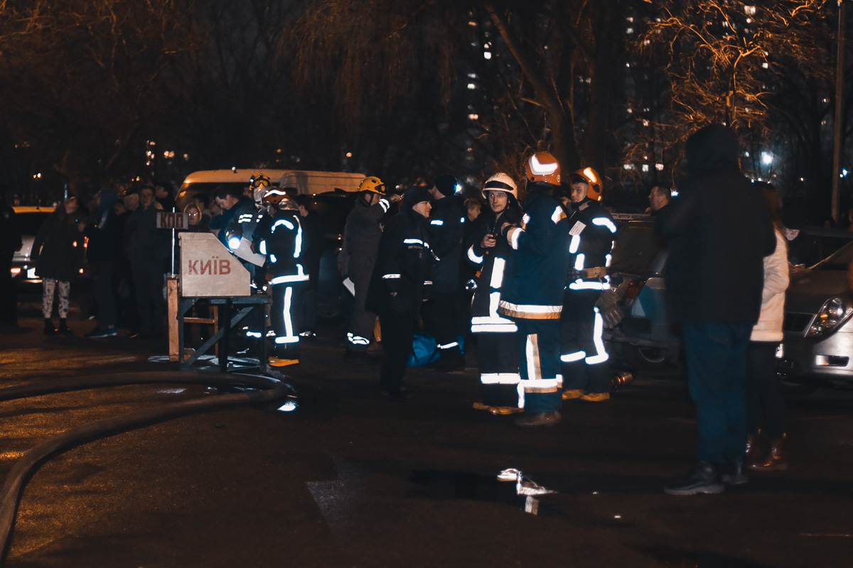 В 16-этажке на Подоле не сразу поняли, что начался пожар
