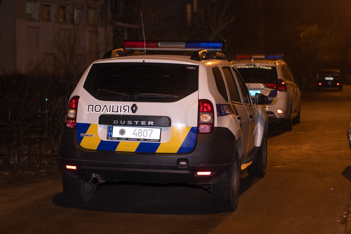 В Киеве мужчина выпал из окна, которое не открывается, вместе со стеклом и погиб
