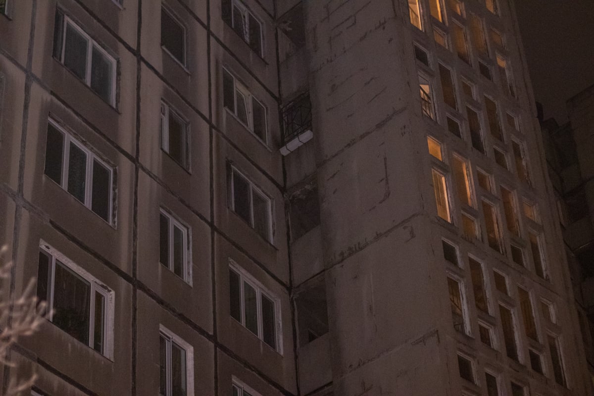 В Киеве мужчина выпал из окна, которое не открывается, вместе со стеклом и погиб