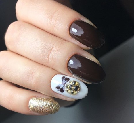 Коричневый маникюр на Новый год 2020