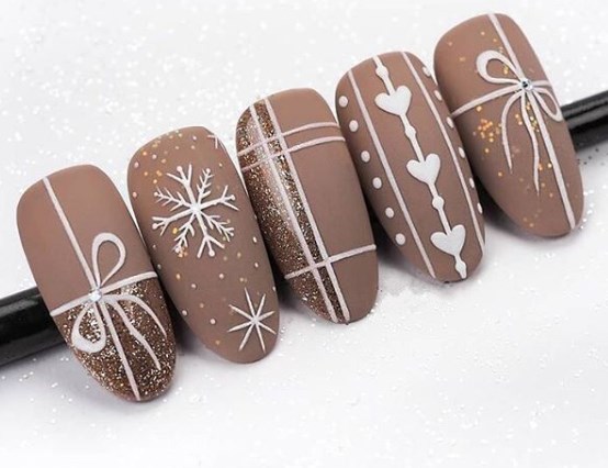 Коричневый маникюр на Новый год 2020