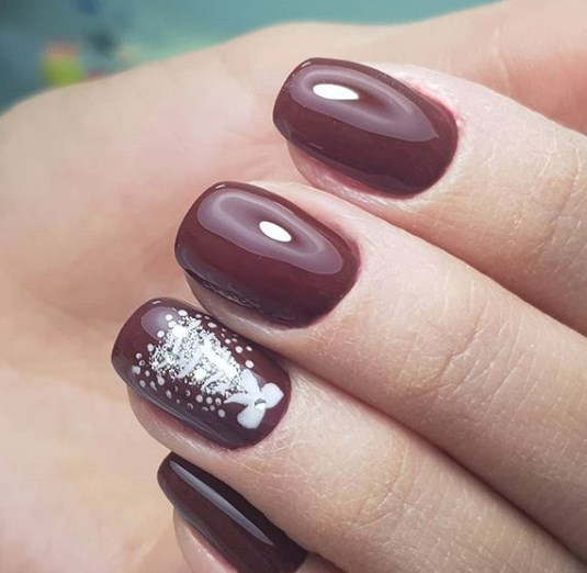 Коричневый маникюр на Новый год 2020