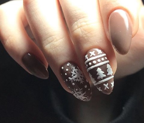 Коричневый маникюр на Новый год 2020