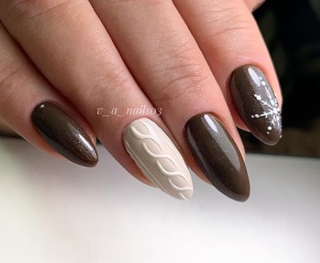 Коричневый маникюр на Новый год 2020