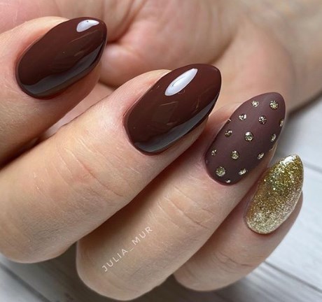 Коричневый маникюр на Новый год 2020