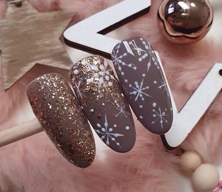 Коричневый маникюр на Новый год 2020