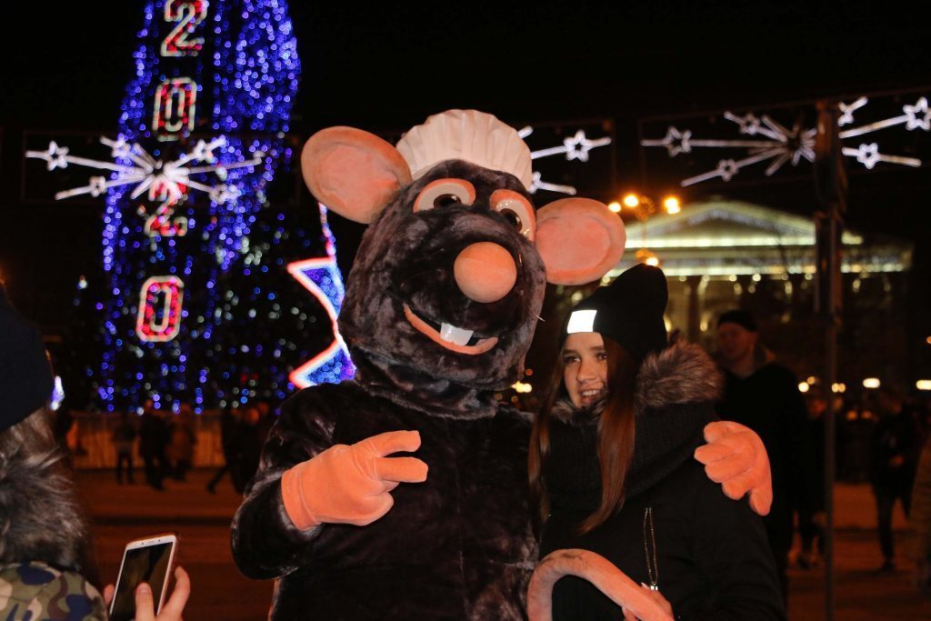 Сепаратисты похвастались новогодними елками в Донецке и Луганске - фото, видео