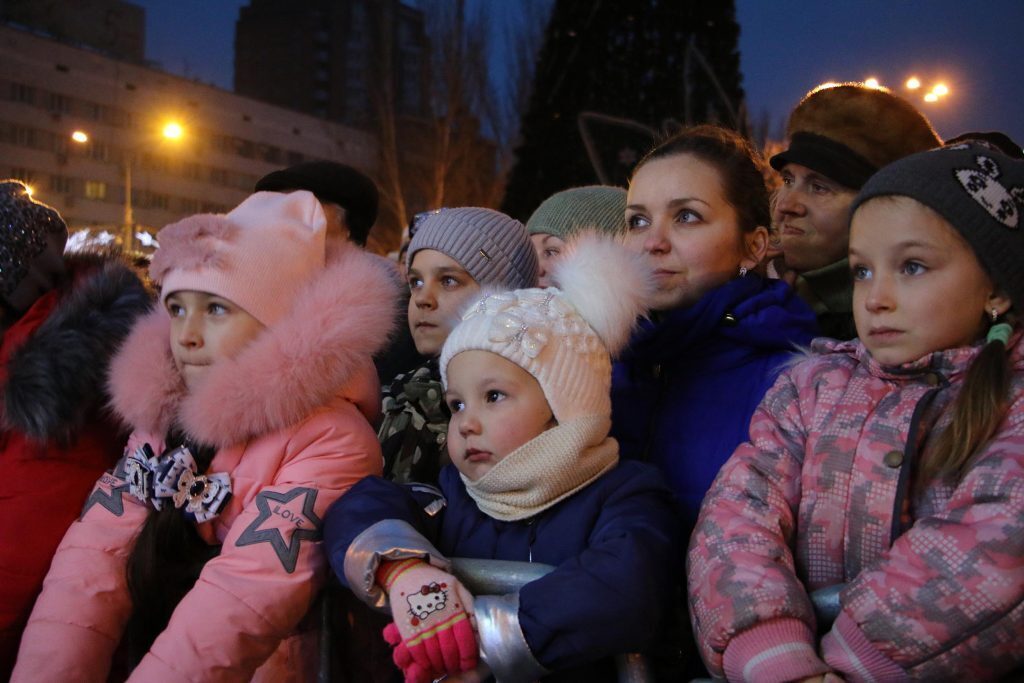 Сепаратисты похвастались новогодними елками в Донецке и Луганске - фото, видео