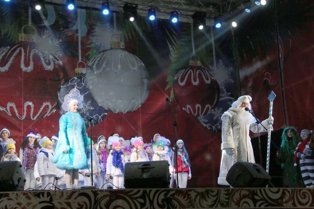 Сепаратисты похвастались новогодними елками в Донецке и Луганске - фото, видео