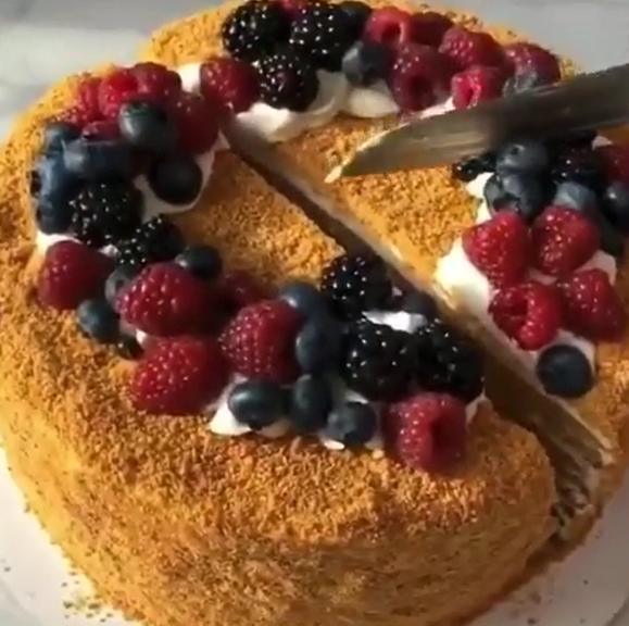 Коржи на торт медовик со сметанным кремом выпекаются считанные минуты Коржи на торт медовик со сметанным кремом выпекаются считанные минуты